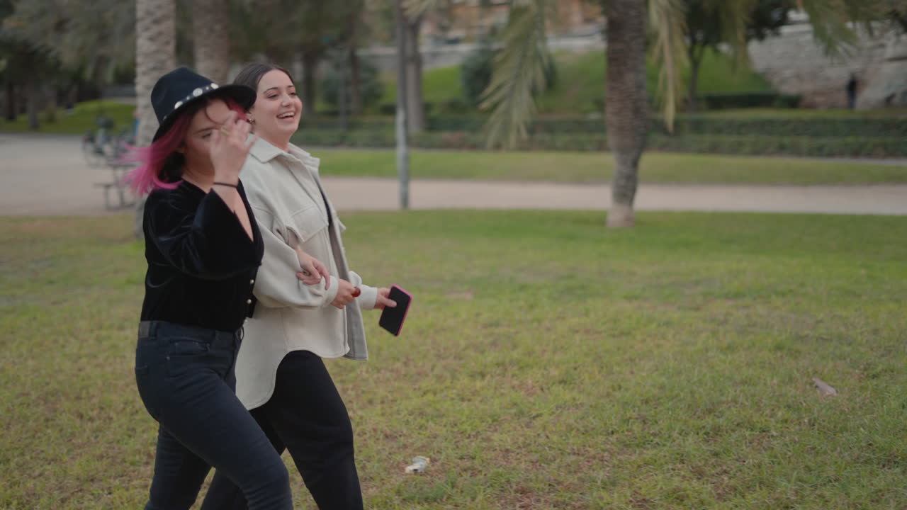 공원에서 고 있는 두 여자