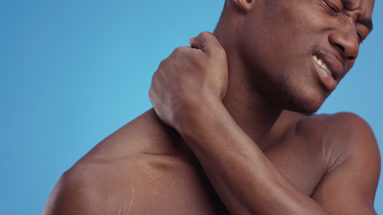 hombre con dolor de cuello