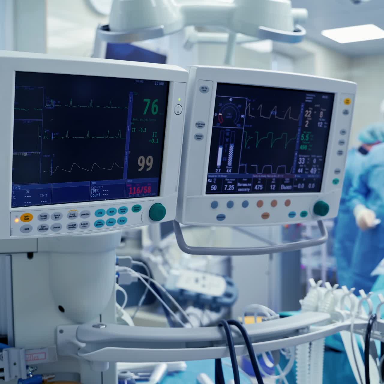 Dispositivi medici. Concetto di design degli interni ospedalieri. Interno di una sala operatoria in una clinica moderna. Schermo con i test. Medico che esegue un'ecografia in sala operatoria. Video.