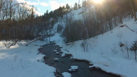 In-Quebec,-Kanada,-Beginnt-Ein-Kleiner-Fluss-Zuzufrieren