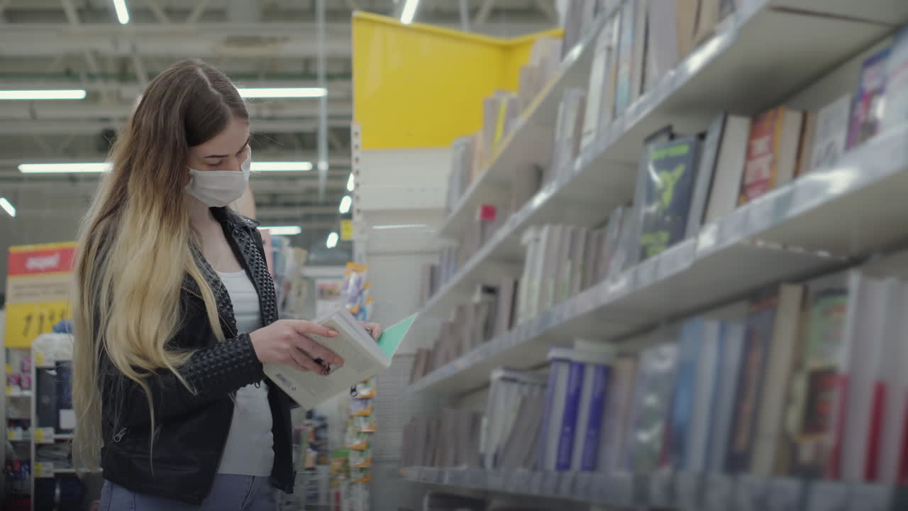 mujer comprando libros en una librería