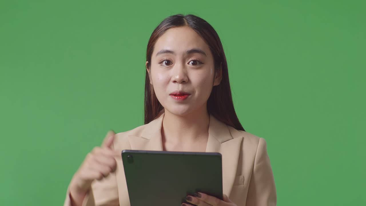 태블릿을 가리키는 여자