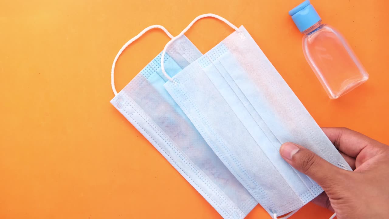 얼굴 마스크와 손 소독제