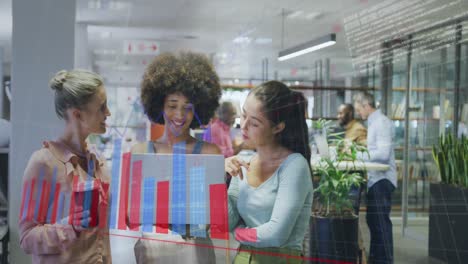 animación del procesamiento de datos sobre diversas personas de negocios en la oficina
