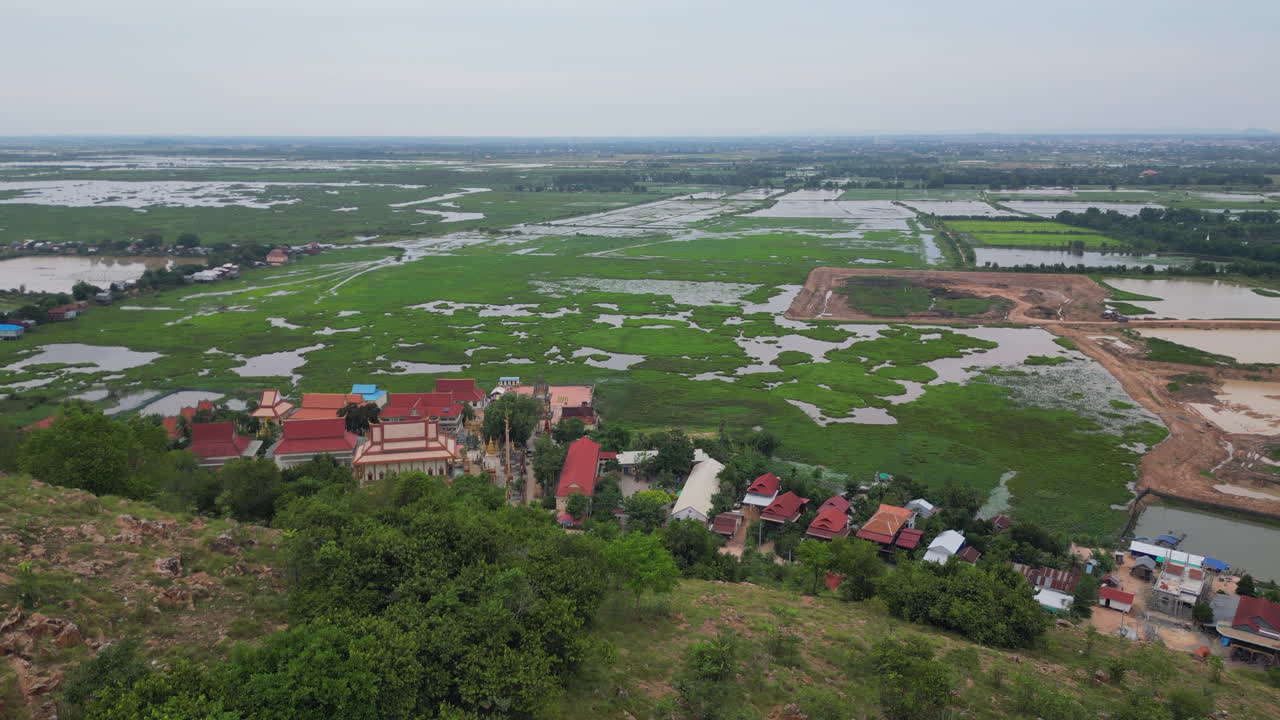 Phnom Krom Hügel: Überflug über ein kambodschanisches Dorf 4K