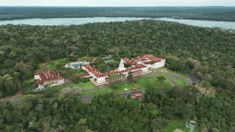 el elegante hotel belmond cataratas, visto desde arriba por un dron en un día nublado en las cataratas de iguaçu