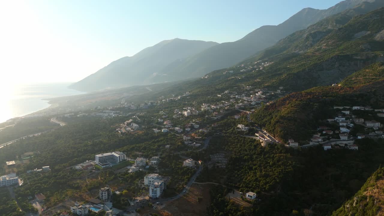 알바니아의 고대 도시 다르미 (dhermi) 는 해가 뜨는 산들 사이에 자리 잡고 있으며, 놀라운 공중 풍경을 자랑합니다.
