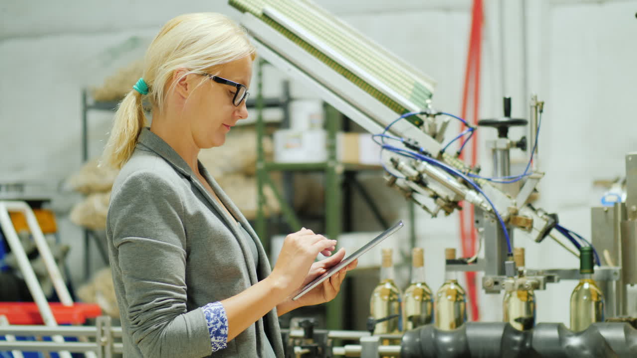 mujer usa una tableta en una bodega
