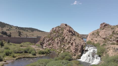 Antena-Giratoria-En-La-Represa-De-Potato-Gulch-Para-El-Embalse-De-Tarryall,-Colorado