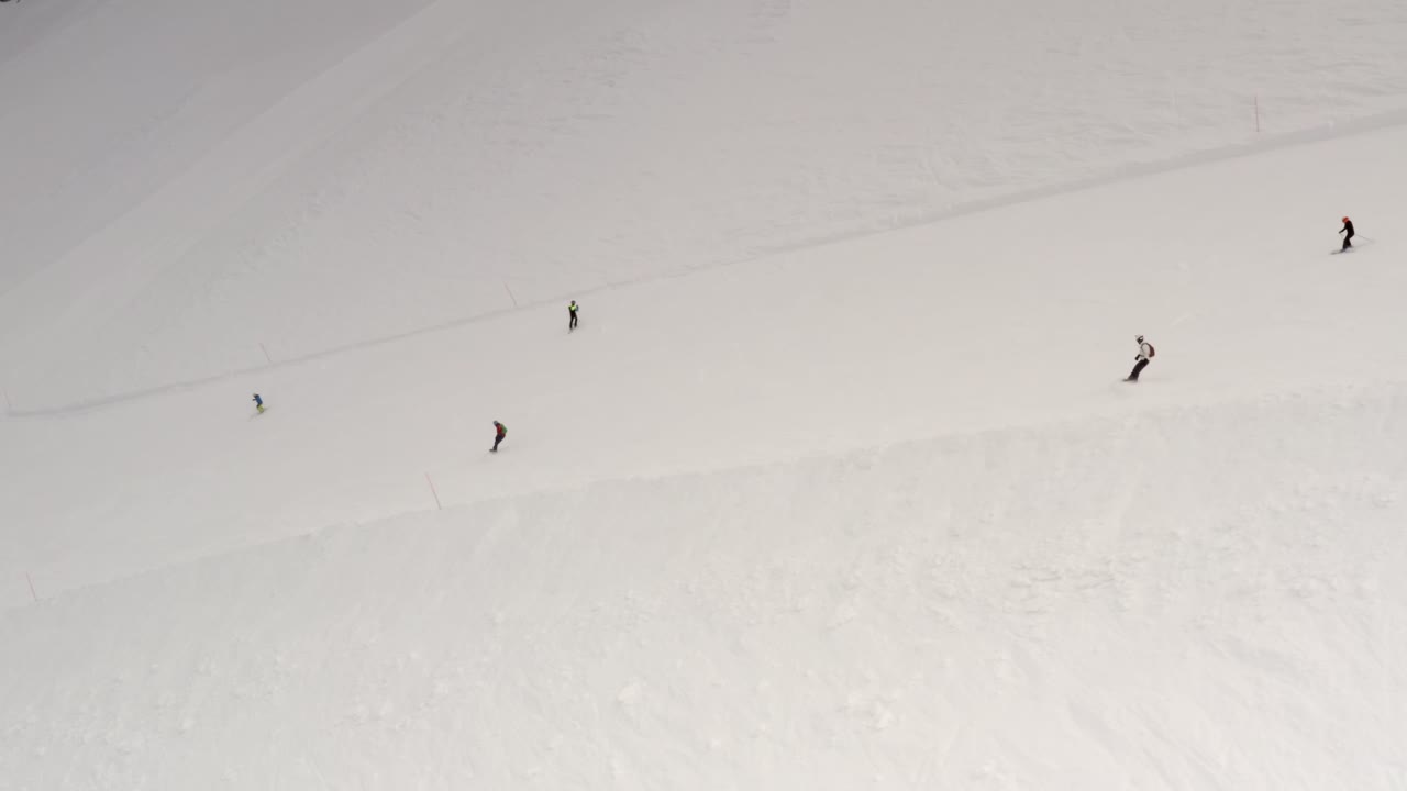 스키 선수 들 과 스노우보더 들 이 있는 스키 리조트 의 공중 사진