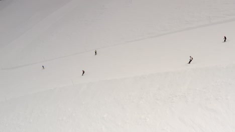 vista aérea de la estación de esquí con esquiadores y snowboarders
