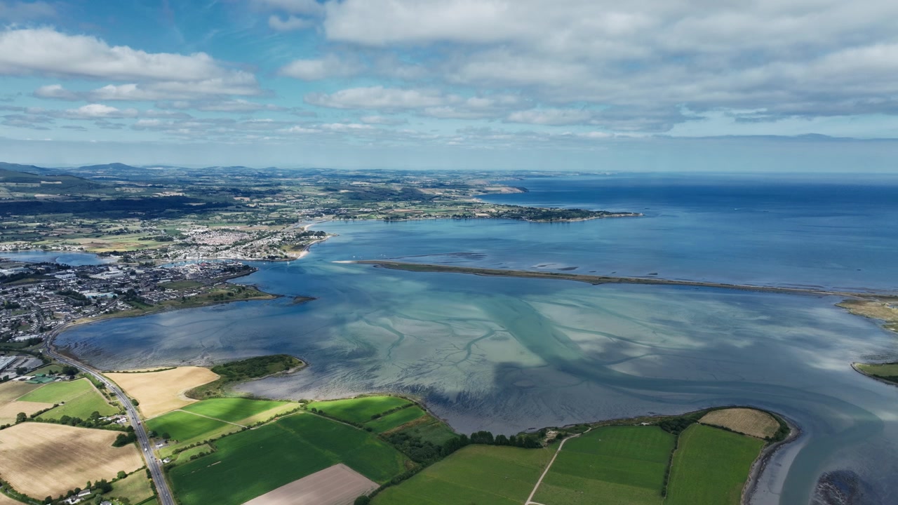 Episk Irland set fra oven: Dungarvan Bugt indrammet af de majestætiske Comeragh-bjerge, kystbyen Dungarvan – en livlig historisk by, turistcentrum og Irlands madhovedstad.