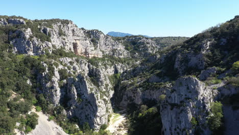 Cañones-Formados-Por-El-Río-Herault-En-Montañas-De-Piedra-Caliza-Vista-Aérea-Día-Soleado