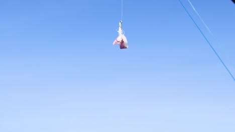 una emocionante experiencia de parasailing capturada sobre phuket, tailandia, mostrando cielos vibrantes y movimiento dinámico contra un telón de fondo sereno