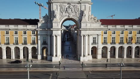 Lissabon,-Drohnenaufnahmen-Der-Rua-Agusta-Arc-An-Einem-Sonnigen-Tag-Mit-Blauem-Himmel