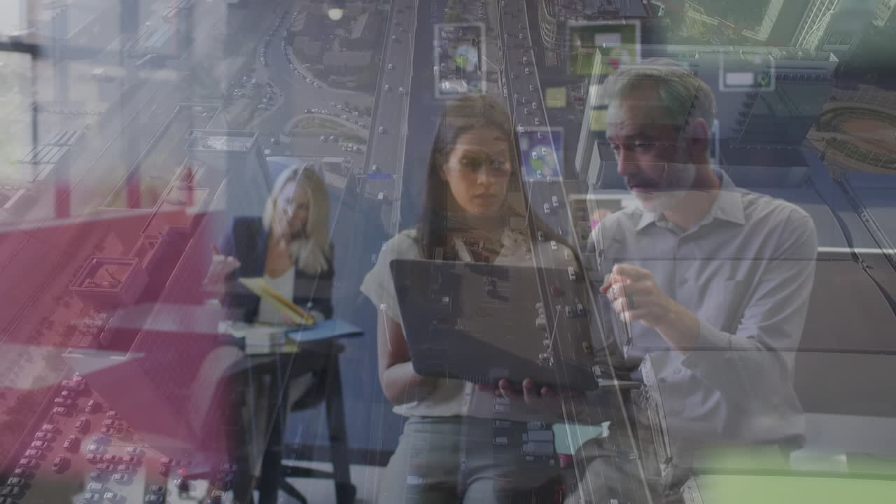 animación del paisaje urbano y procesamiento de datos sobre diversas personas de negocios en la oficina.