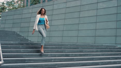 hermosa mujer de negocios de raza mixta caminando por la ciudad