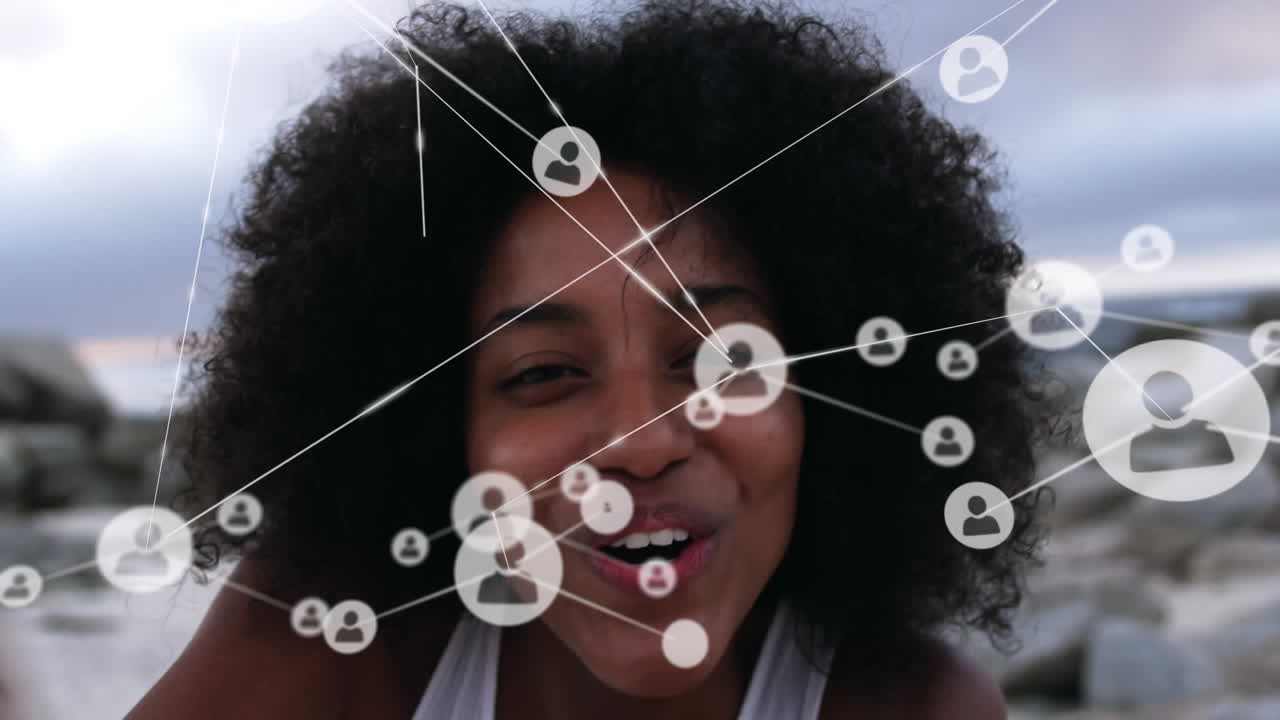 animación de una red de conexiones sobre una mujer feliz en la playa