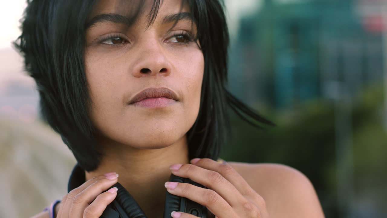 mujer con auriculares para escuchar música