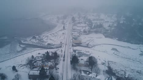 Tráfico-En-Un-Clima-Nevado-En-Rockland-Maine,-EE.UU.