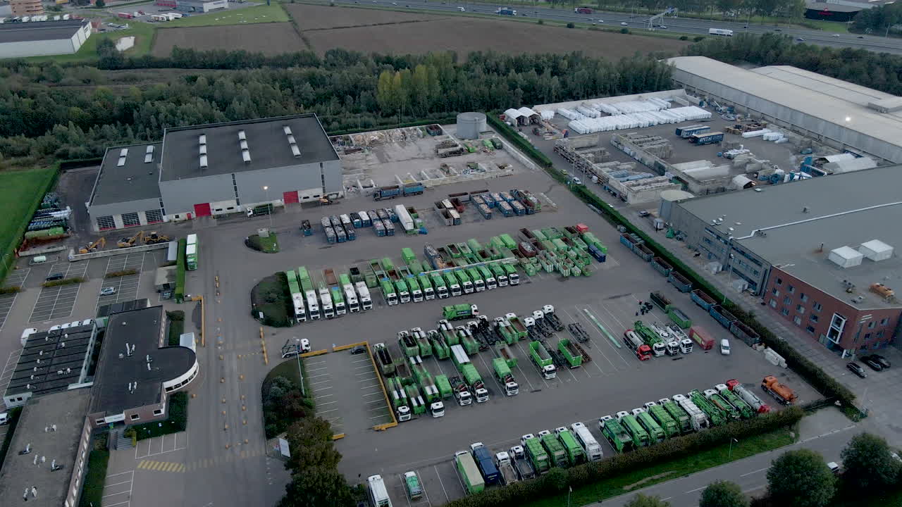antena de estacionamiento lleno de camiones de basura