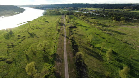 Leerer-Moderner-Fahrradweg-In-Grüner-Landschaft-In-Der-Nähe-Des-Flusses,-Luftdrohnenansicht