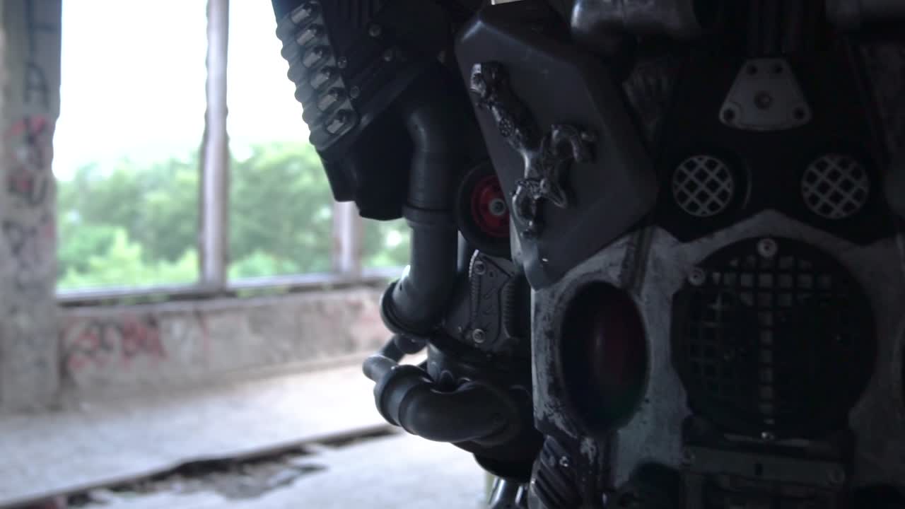 버려진 건물에서 사용자 정의 기계적 갑옷