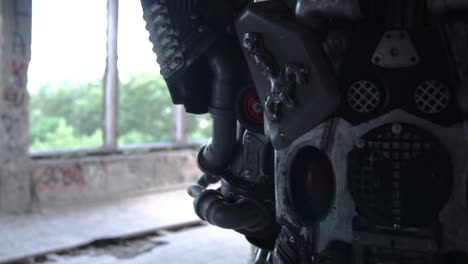 armadura mecánica personalizada en un edificio abandonado