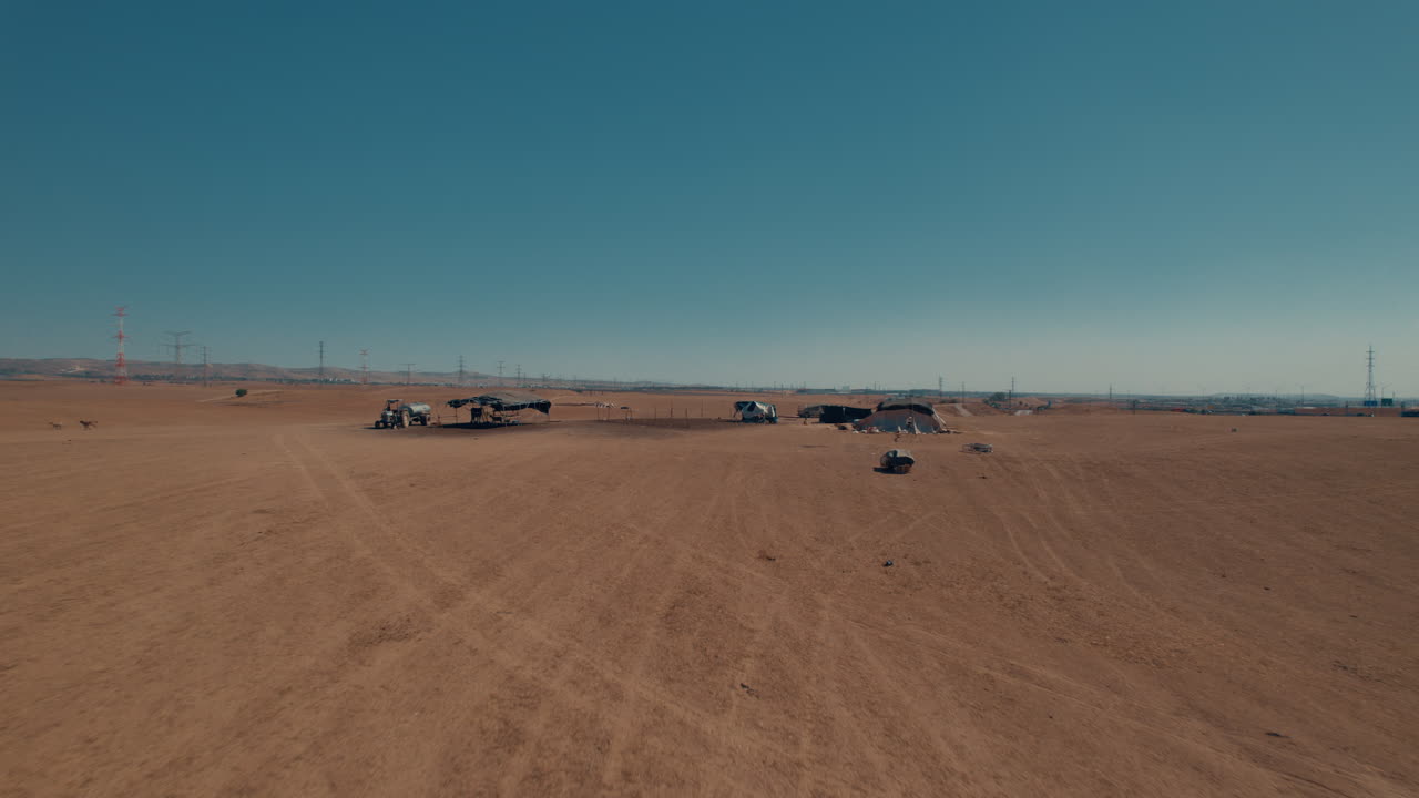 외딴 사막 지역, 고속도로와 대형 전봇대 근처, 농작물이 없는 마른 땅, 푸시 인 샷-1에서 허가 없이 베두인 주거용 텐트