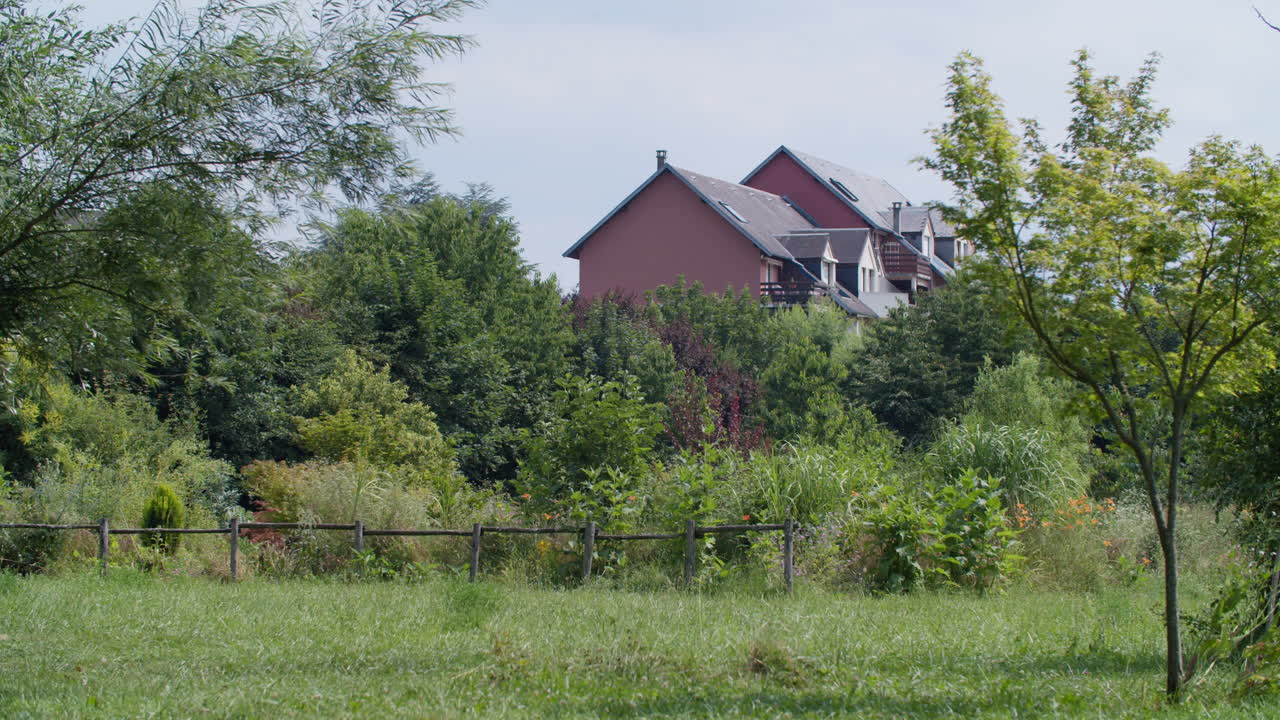 공원 같은 환경에 있는 주거 주택