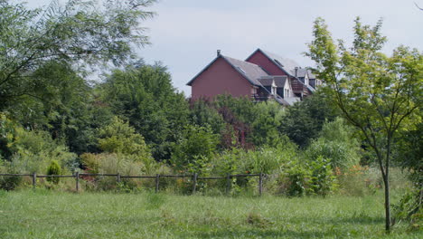 casa residencial en un entorno parecido a un parque