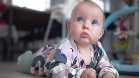 Retrato-Cercano-De-Una-Niña-Mirando-Con-Sus-Grandes-Ojos-Azules