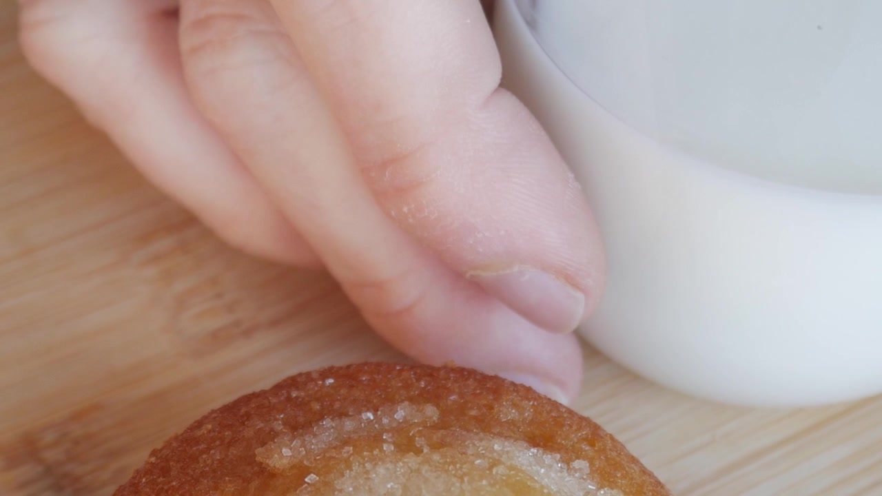 Primo piano di muffin ricoperti di zucchero su tagliere di legno in luce calda