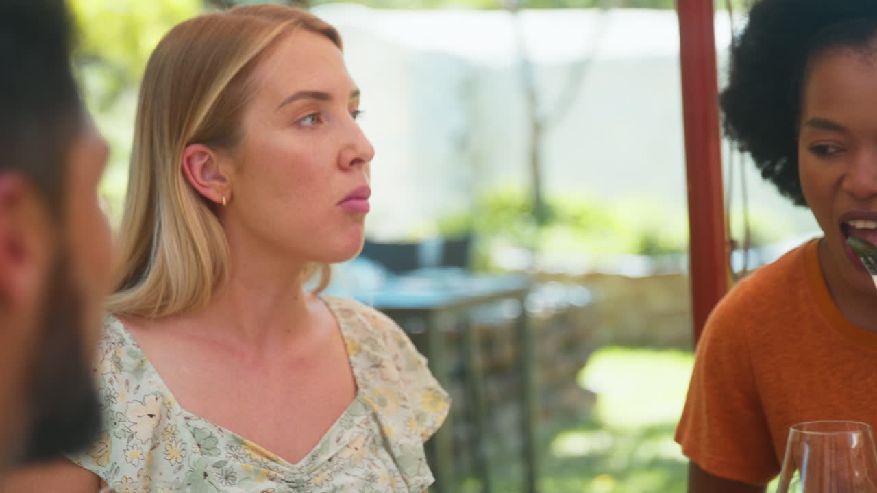 cerca de amigos disfrutando de comida al aire libre y vino en una visita al restaurante del viñedo