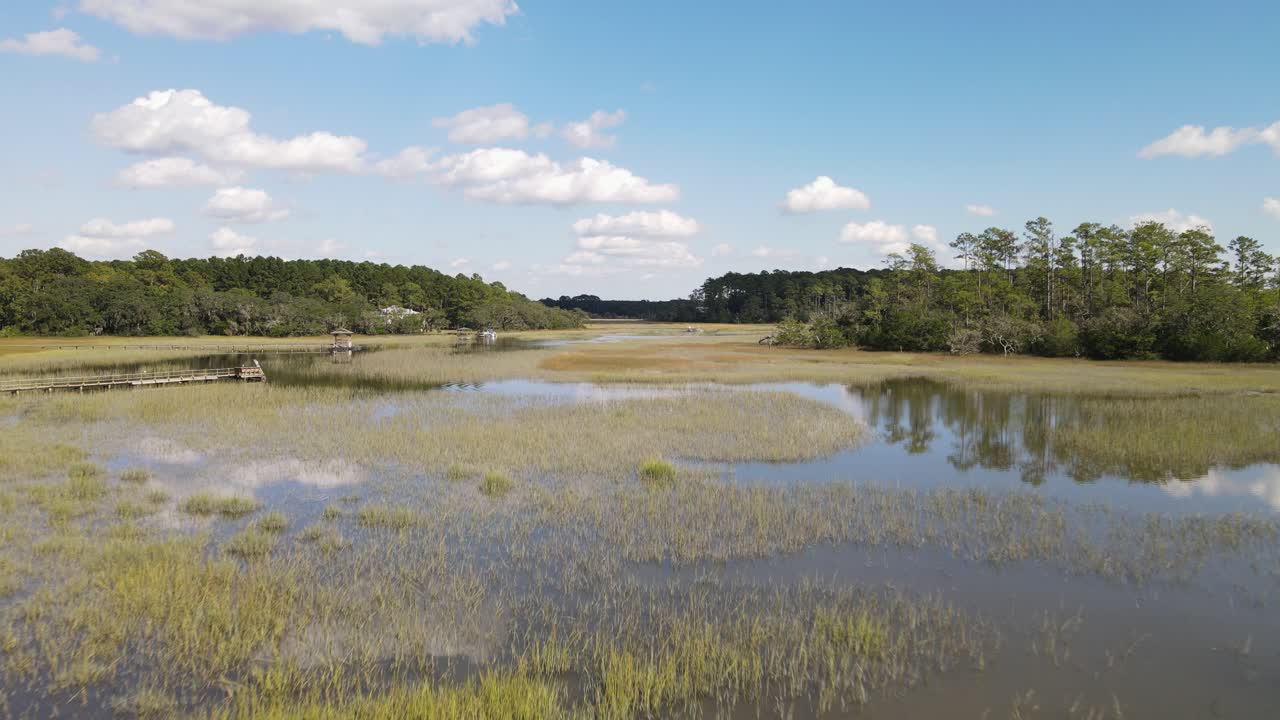 pantano de agua salada en un día tranquilo y soleado en carolina del sur