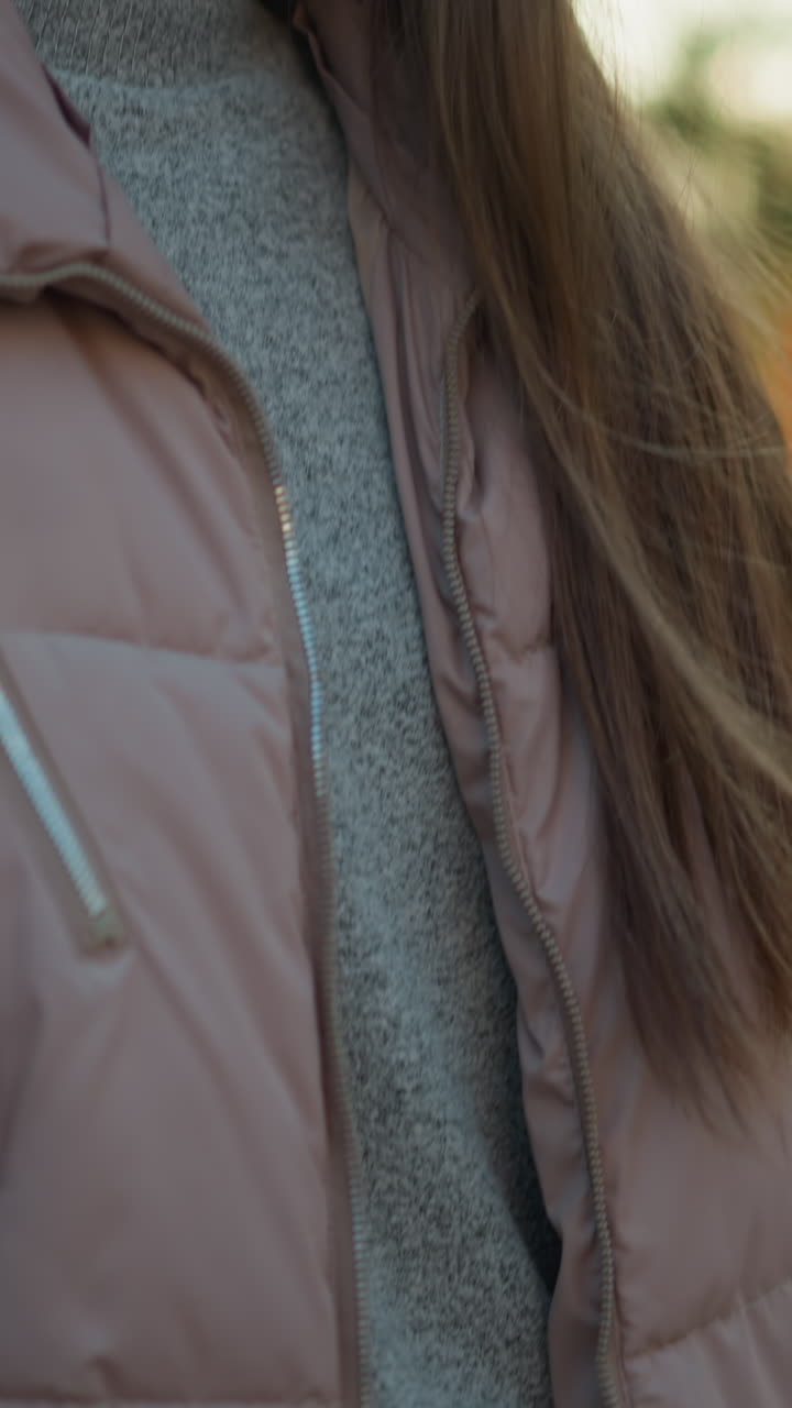 웃는 소녀의 클로즈업, 복아 재을 입고 공원에서 롤러블레이드에 서 있습니다. 배경은 부드럽게 흐릿하고, 행복한 표정과 그녀의 머리카락에서 반사되는 부드러운 빛입니다.