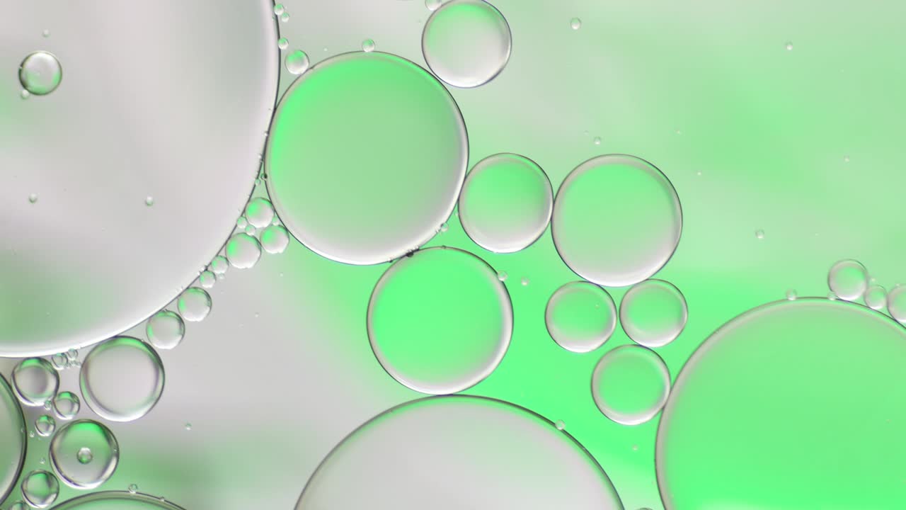 물 위에 떠다니는 기름방울의 다채로운 예술적.