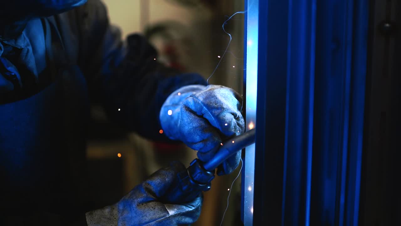 Saldatore al lavoro: Primo piano di saldatura del metallo