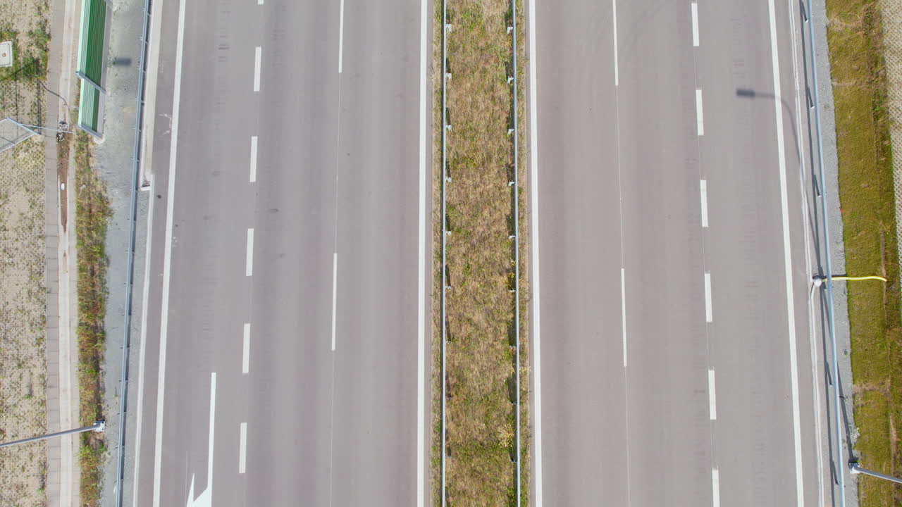 화창한 날에 깨진 흰색 선 표시가 있는 빈 도로
