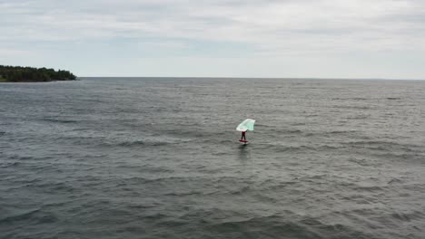 Antenne,-Aktive-Person-Flügelsurfen-Auf-Dem-Lake-Superior-An-Einem-Düsteren,-Bewölkten-Tag