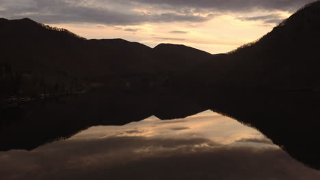 reflejo del lago tarnita, tarde en la noche