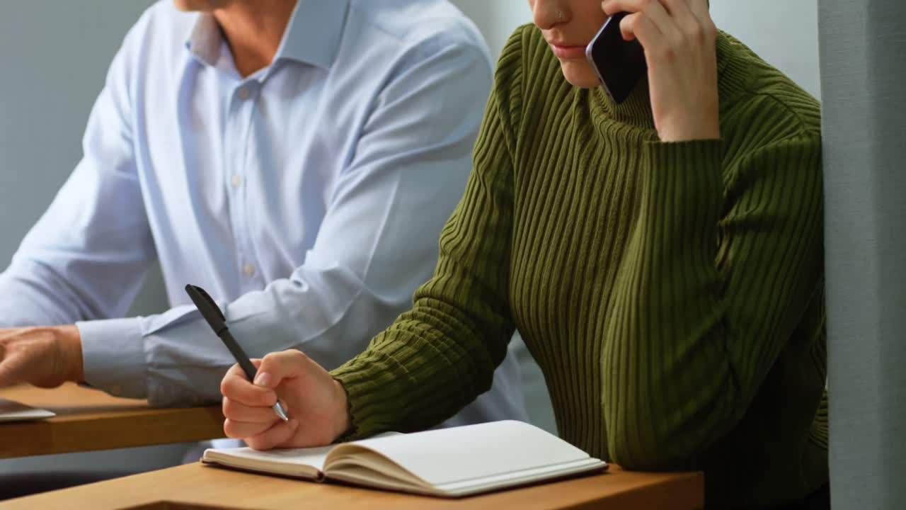 사무실에서 일하는 임원들 4k