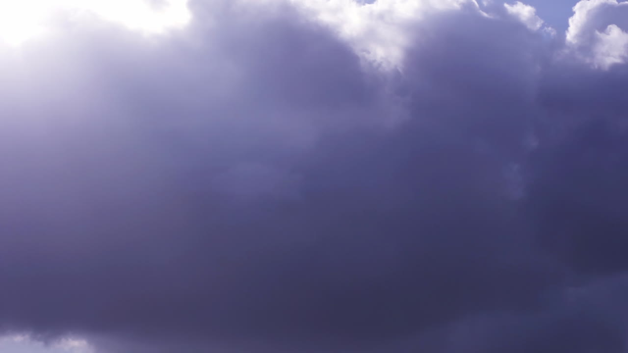 극적인 구름 풍경과 빛