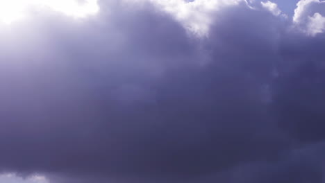 un espectacular paisaje de nubes con rayos de sol