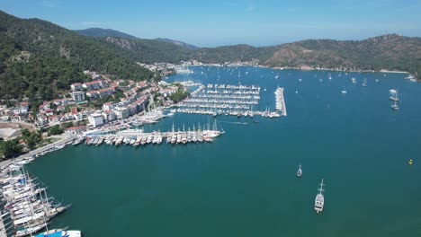 Drohnenaufnahme-Von-Booten,-Die-Im-Yachthafen-Von-Fethiye-An-Der-Türkischen-Riviera-Geparkt-Sind