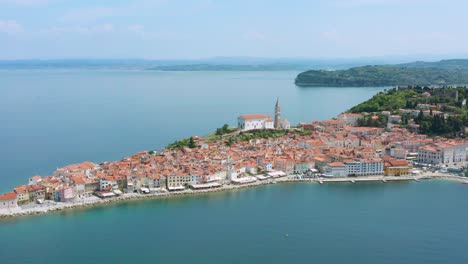 Antena:-Icónica-Ciudad-De-Piran-En-La-Costa-Adriática-De-Eslovenia,-Arquitectura-Veneciana