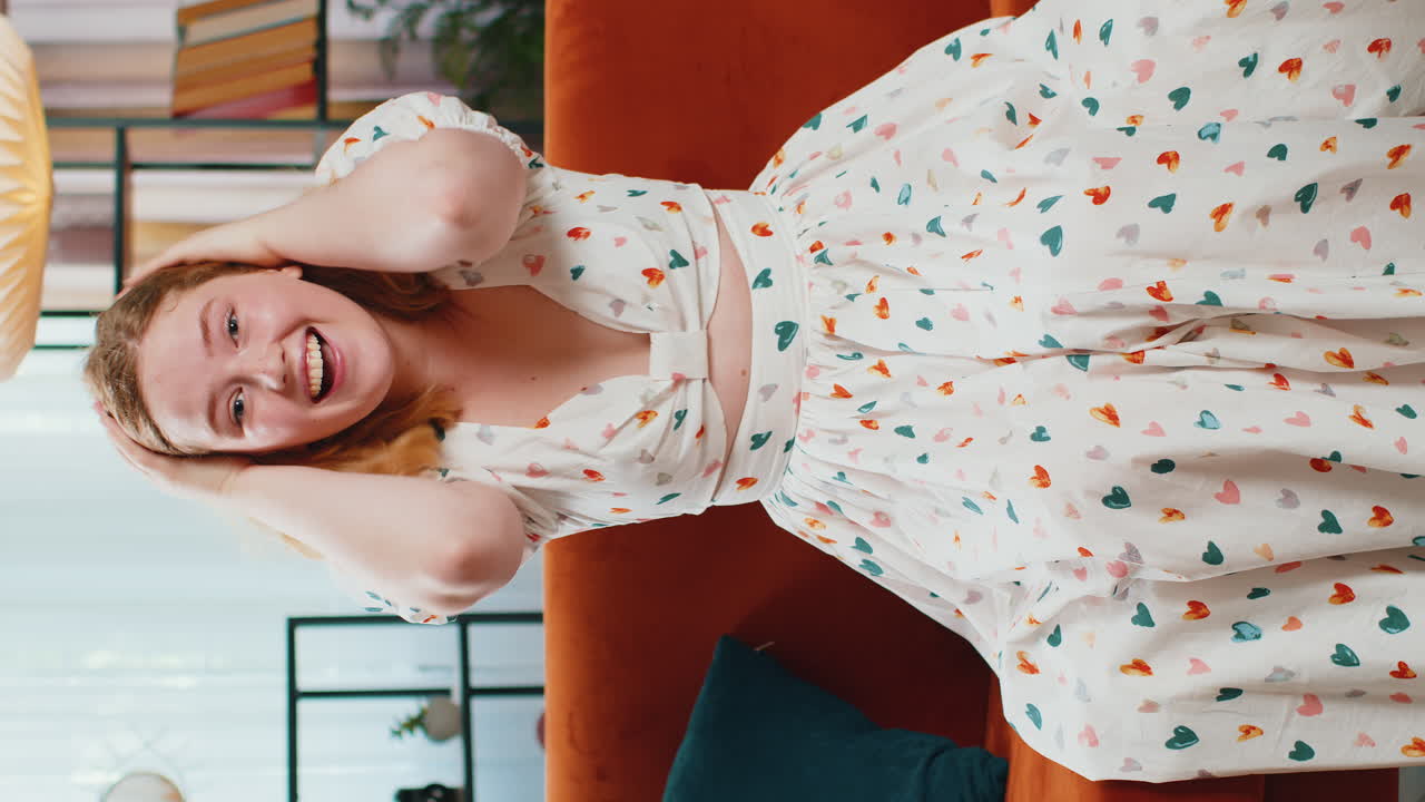 행복한 흥분한 젊은 여성 갑작스러운 승리로 놀란 좋은 승리 소식 축하 와우 반응