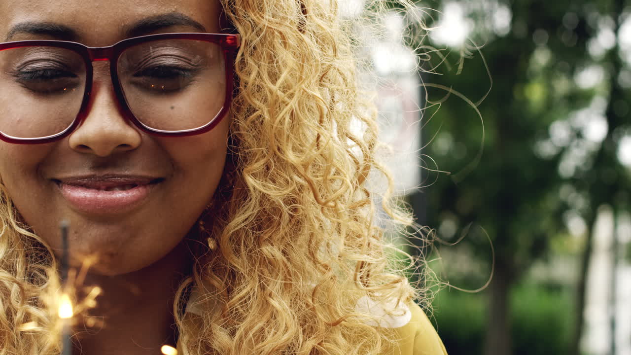 chica con una chispa celebrando el día de la independencia