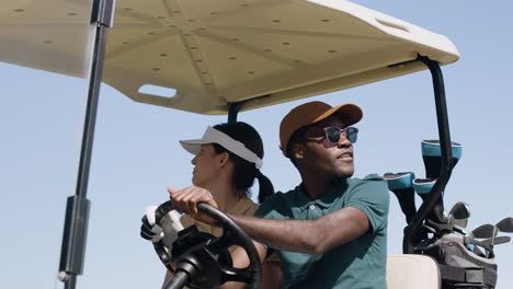 une femme caucasienne et un homme afro-américain sur le terrain de golf.