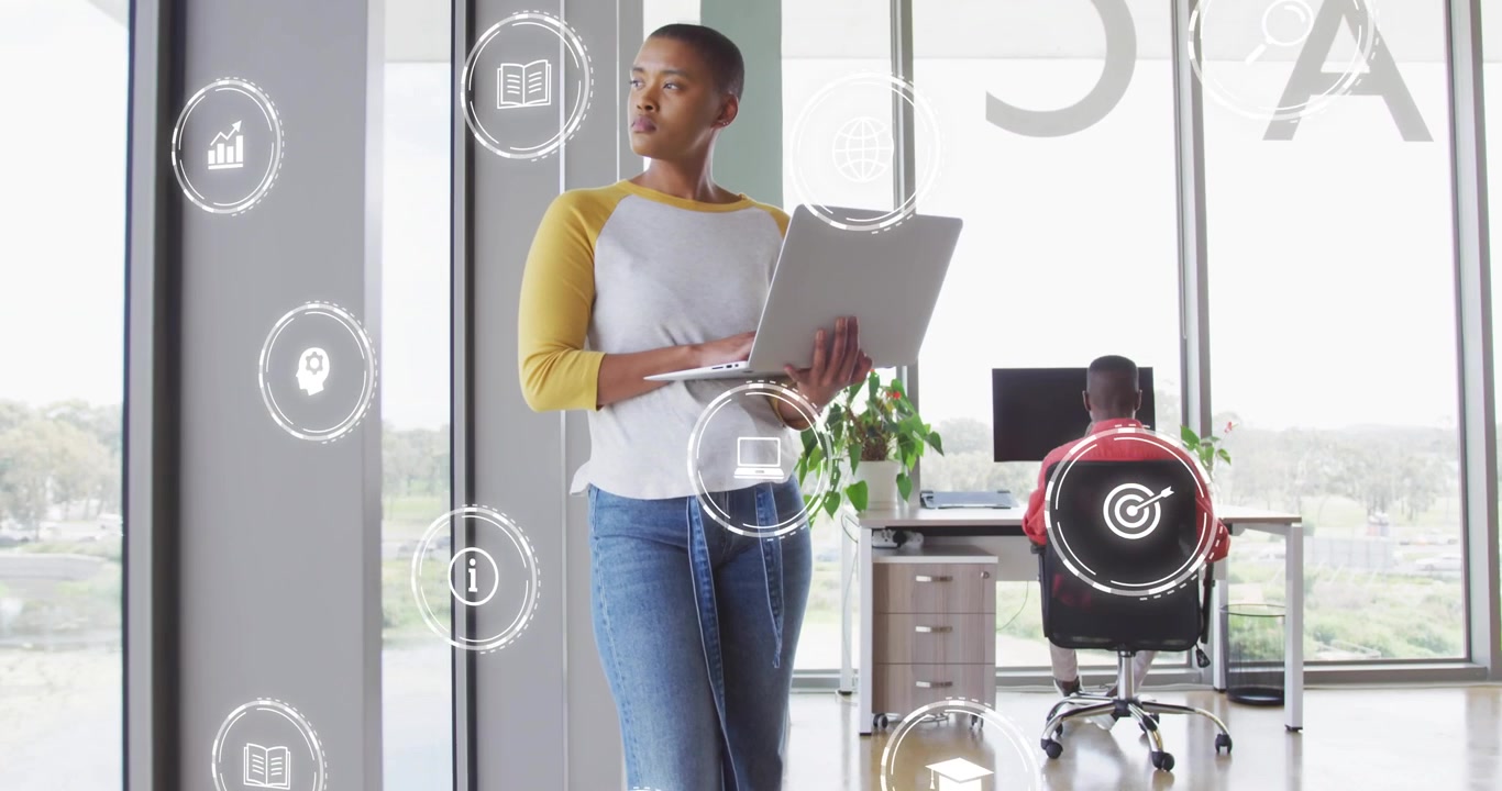 Donna che tiene un laptop vicino alle finestre, digita con icone tecnologiche fluttuanti che appaiono, esaminando i dati